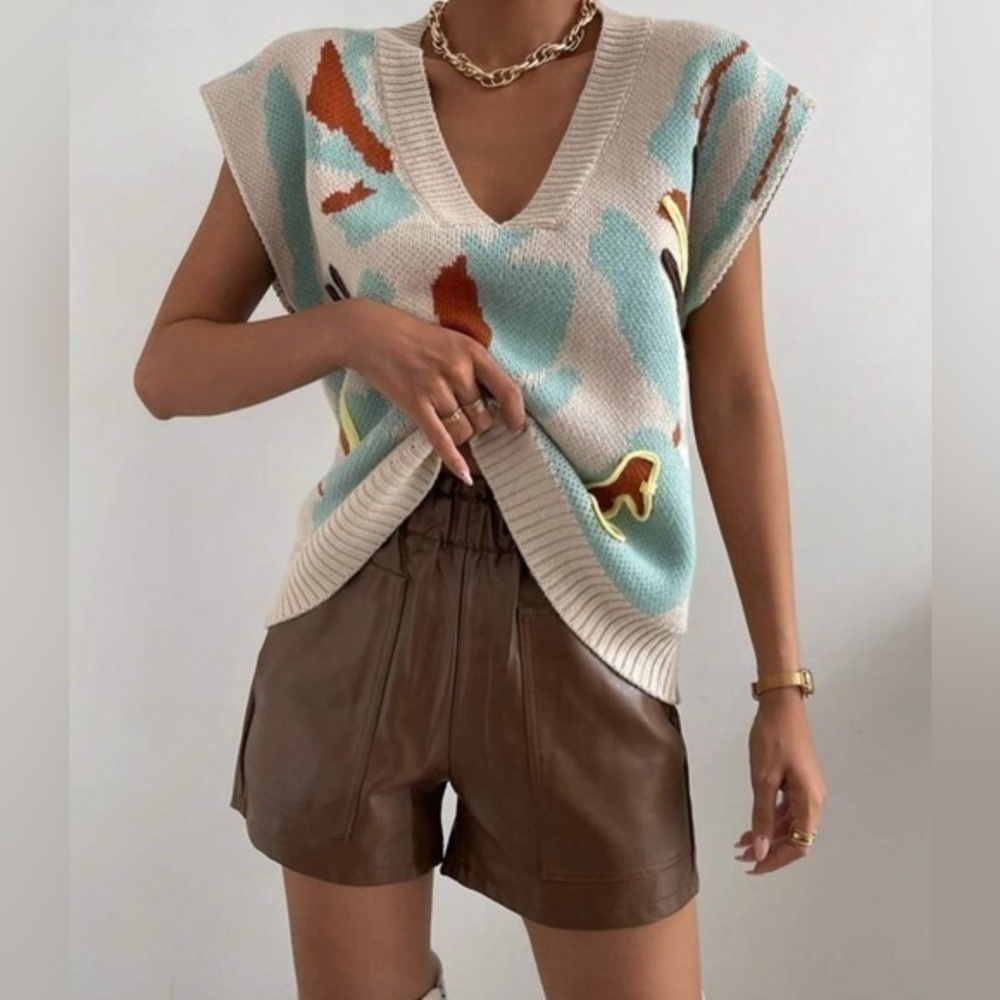 💋NWT Graphic Abstract Batwing Sleeve Sweater Vest - M beige - luxe animal print - Picture 3 of 8